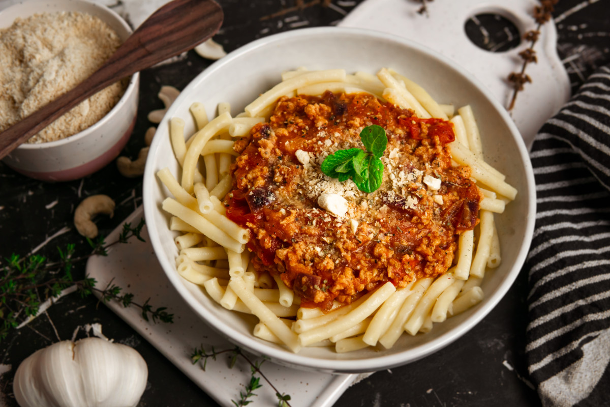 Makkaroni mit Soja-Bolognese und frischen Tomaten | UMAMI