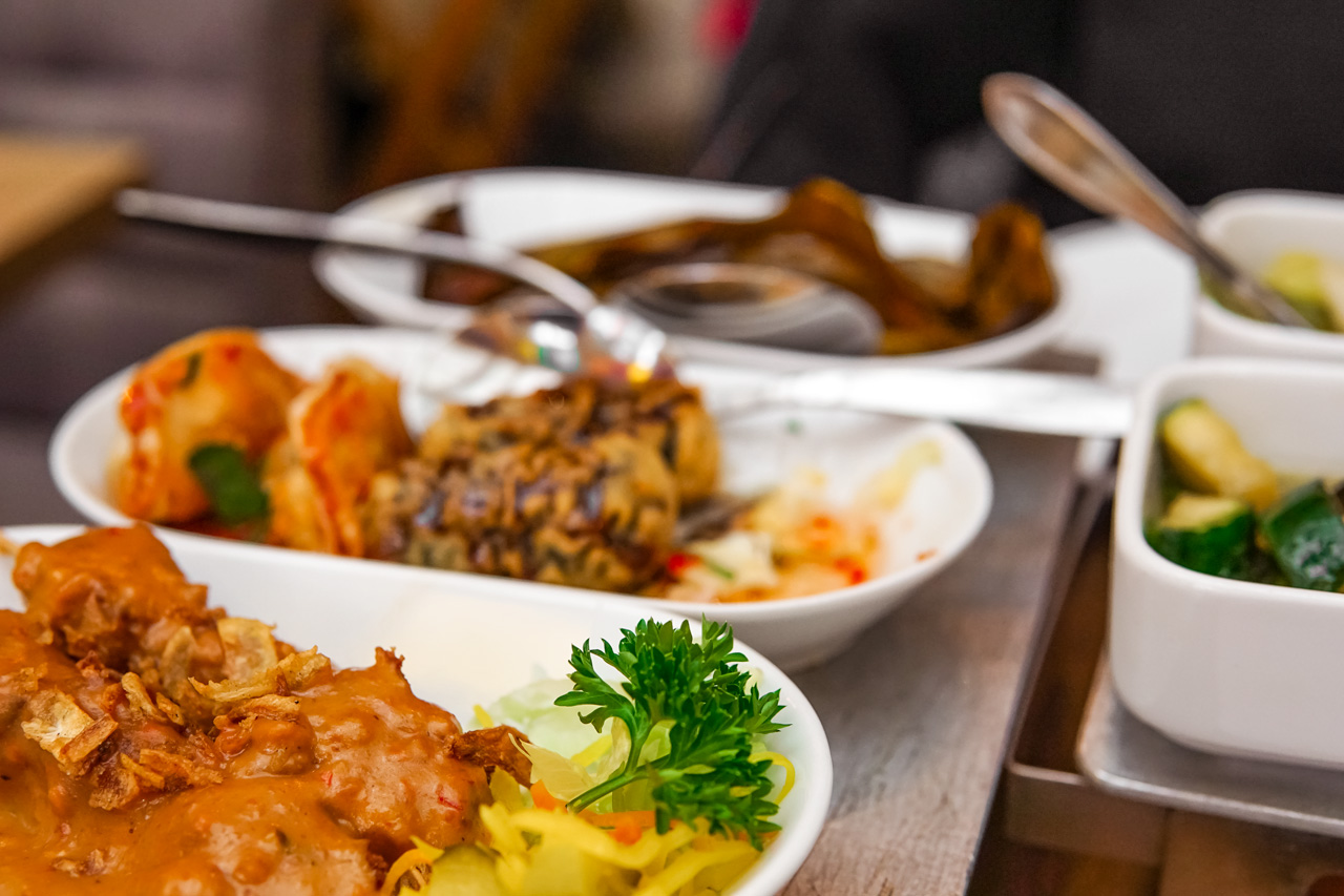 Amsterdam vegan essen Indrapura Rijstafel