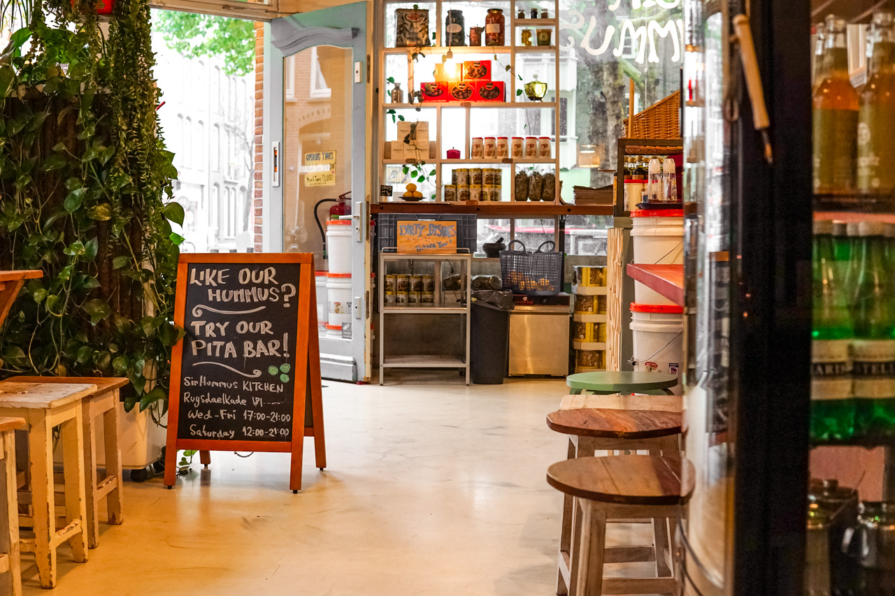 Amsterdam vegan essen Sir Hummus Hummus mit Pitabrot und eingelegtem Einrichtung