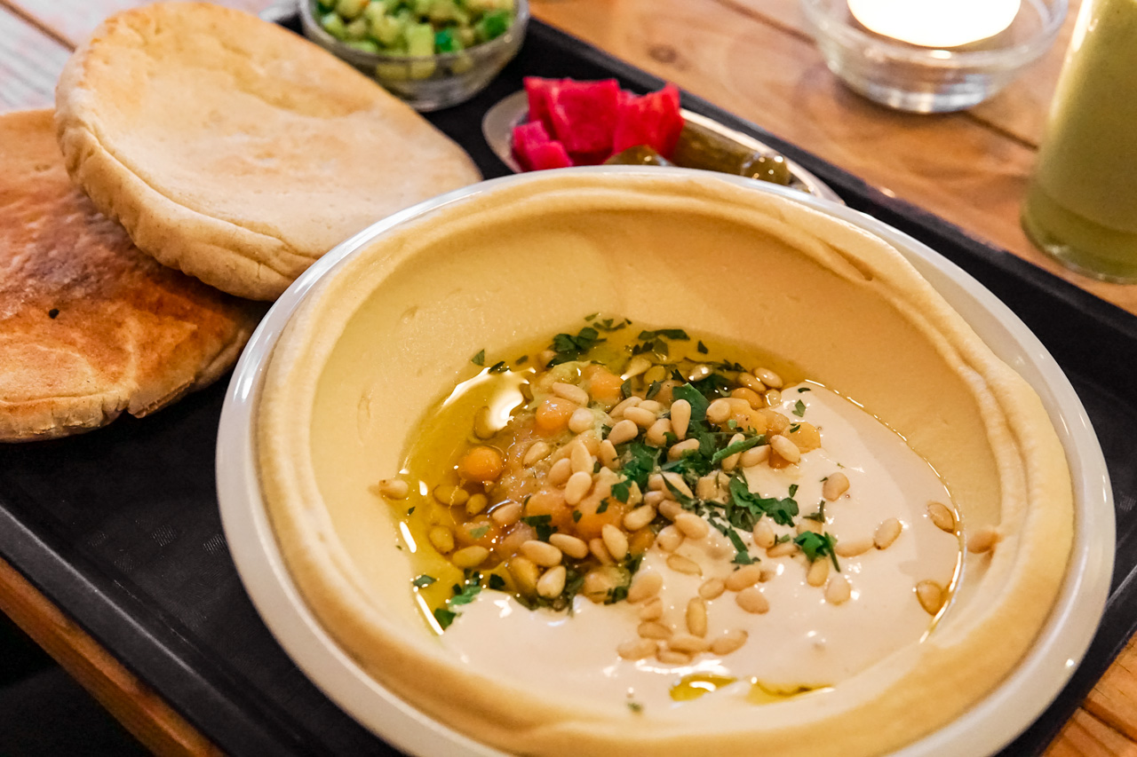 Amsterdam vegan essen Sir Hummus Hummus mit Pitabrot und eingelegtem Gemüse