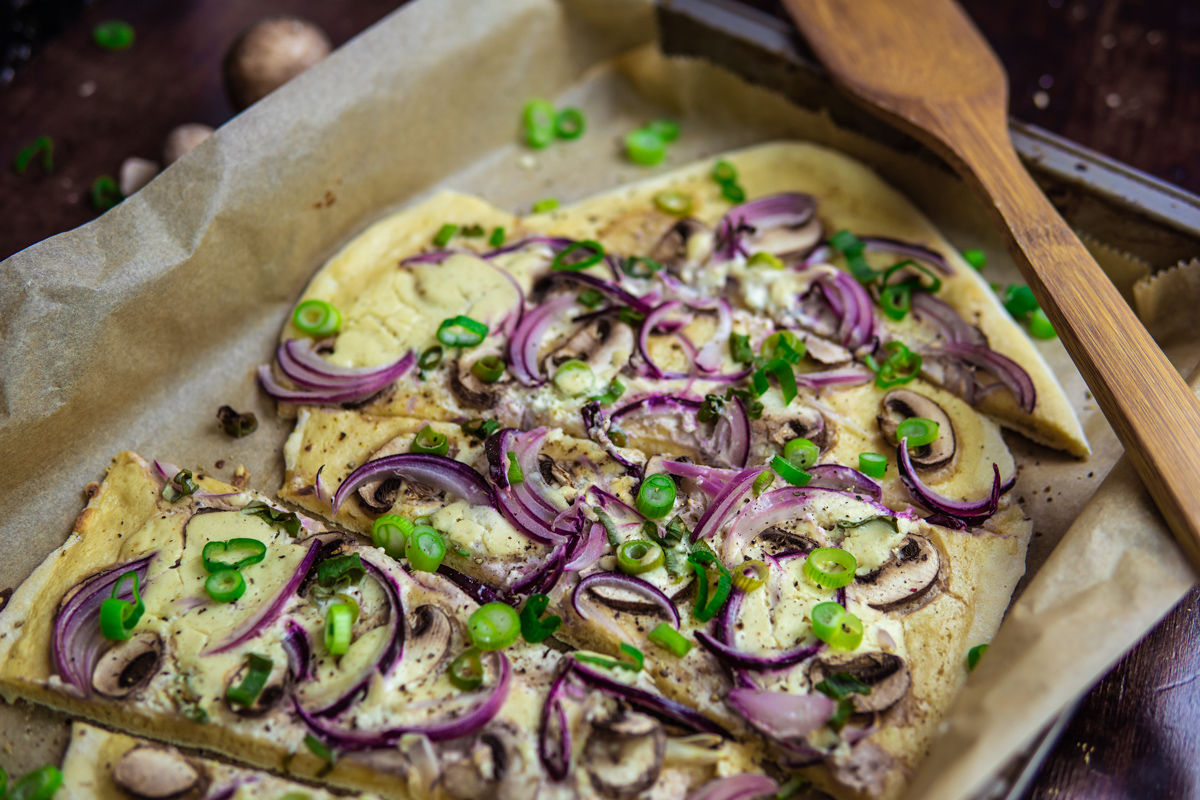 Veganer Flammkuchen angeschnitten